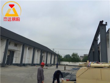 拱形屋頂下部使用門式鋼結(jié)構(gòu)